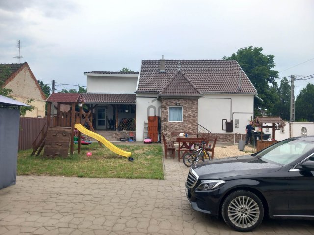 Eladó családi ház, Szolnokon 54 M Ft, 3 szobás