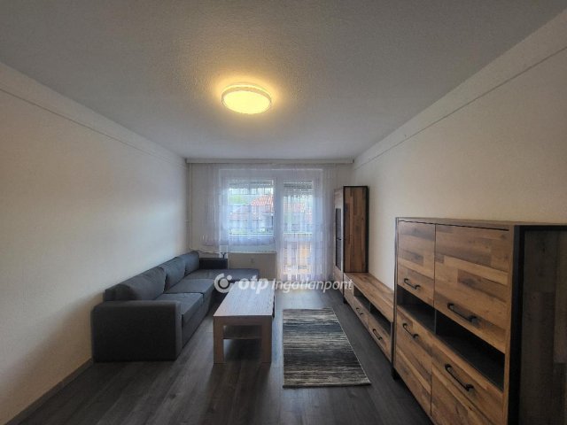 Eladó panellakás, Egerben 45 M Ft, 2+1 szobás