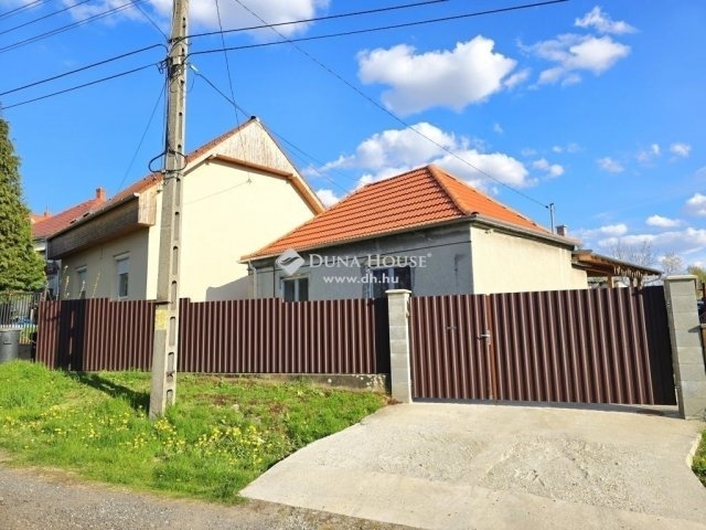 Eladó családi ház, Pécsett 49.9 M Ft, 3 szobás