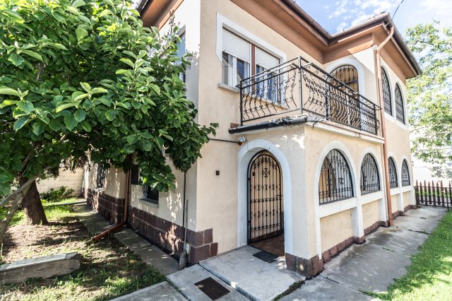 Eladó családi ház, Szombathelyen 95 M Ft, 9 szobás