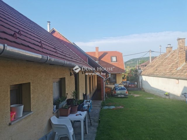 Eladó családi ház, Dunaszentmiklóson 60 M Ft, 6 szobás