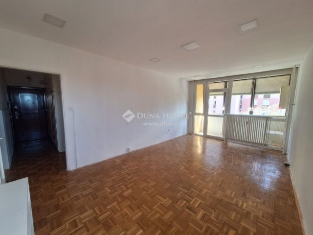 Eladó panellakás, Pécsett 54.9 M Ft, 3 szobás
