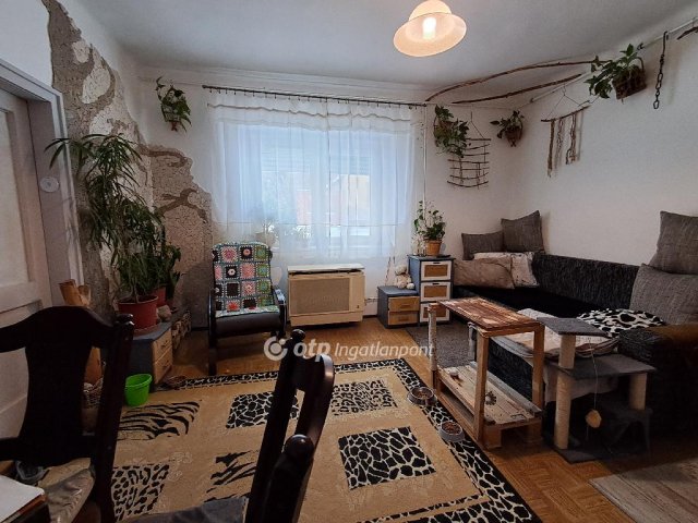 Eladó családi ház, Taron 23.5 M Ft, 2 szobás