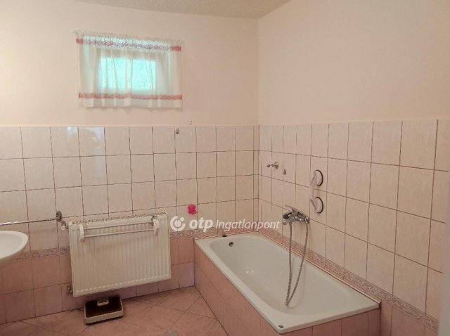 Eladó családi ház, Békésen 23 M Ft, 2 szobás