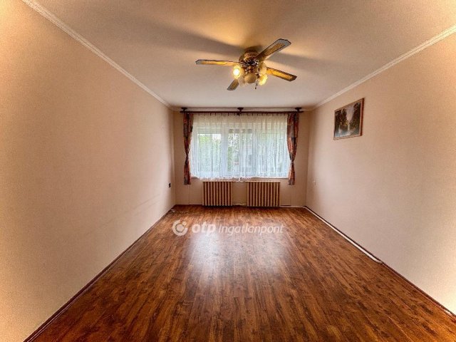 Eladó téglalakás, Pápakovácsin 43.9 M Ft, 4 szobás