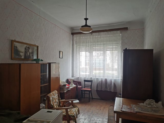 Eladó családi ház, Tatán, Komáromi utcában 65 M Ft, 6 szobás