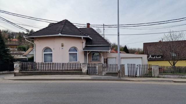 Eladó családi ház, Komlón, Pécsi úton 41.89 M Ft, 3+1 szobás