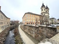 Eladó családi ház, Egerben 218 M Ft, 8 szobás