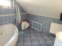 Eladó családi ház, Komáromban 150 M Ft, 8 szobás
