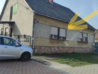 Eladó családi ház, Komáromban 25 M Ft, 2 szobás
