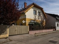 Eladó családi ház, Pécsett 129 M Ft, 7 szobás