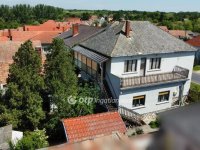 Eladó családi ház, Marcaltőn 31.9 M Ft, 5 szobás