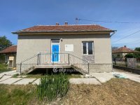 Eladó családi ház, Újszászon 23 M Ft, 2 szobás