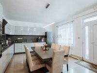 Eladó családi ház, Gödöllőn 220 M Ft, 14 szobás
