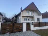 Eladó családi ház, Ajkán 85.9 M Ft, 6 szobás