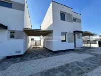 Eladó családi ház, Vecsésen 119.9 M Ft, 5 szobás