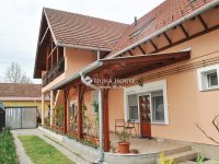 Eladó családi ház, Kerekegyházán 300 M Ft, 12 szobás