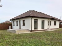 Eladó családi ház, Békéscsabán 106.05 M Ft, 5 szobás