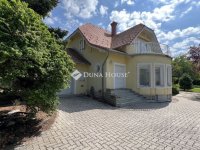 Eladó családi ház, Csopakon 215 M Ft, 8 szobás