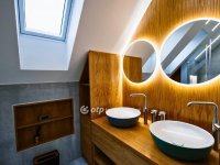 Eladó családi ház, Velencén 222 M Ft, 5+1 szobás